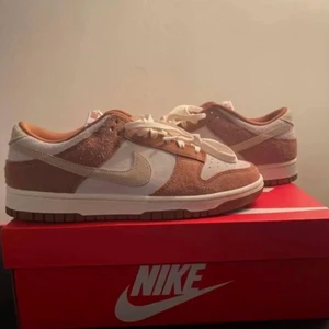 Nike medium curry Dunk - Säljer mina medium curry, dom är ds samt allt og. Dom är strl 43