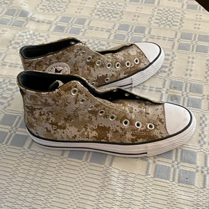 Converse storlek 40 - Höga Chuck Taylors digital camo i storlek 40