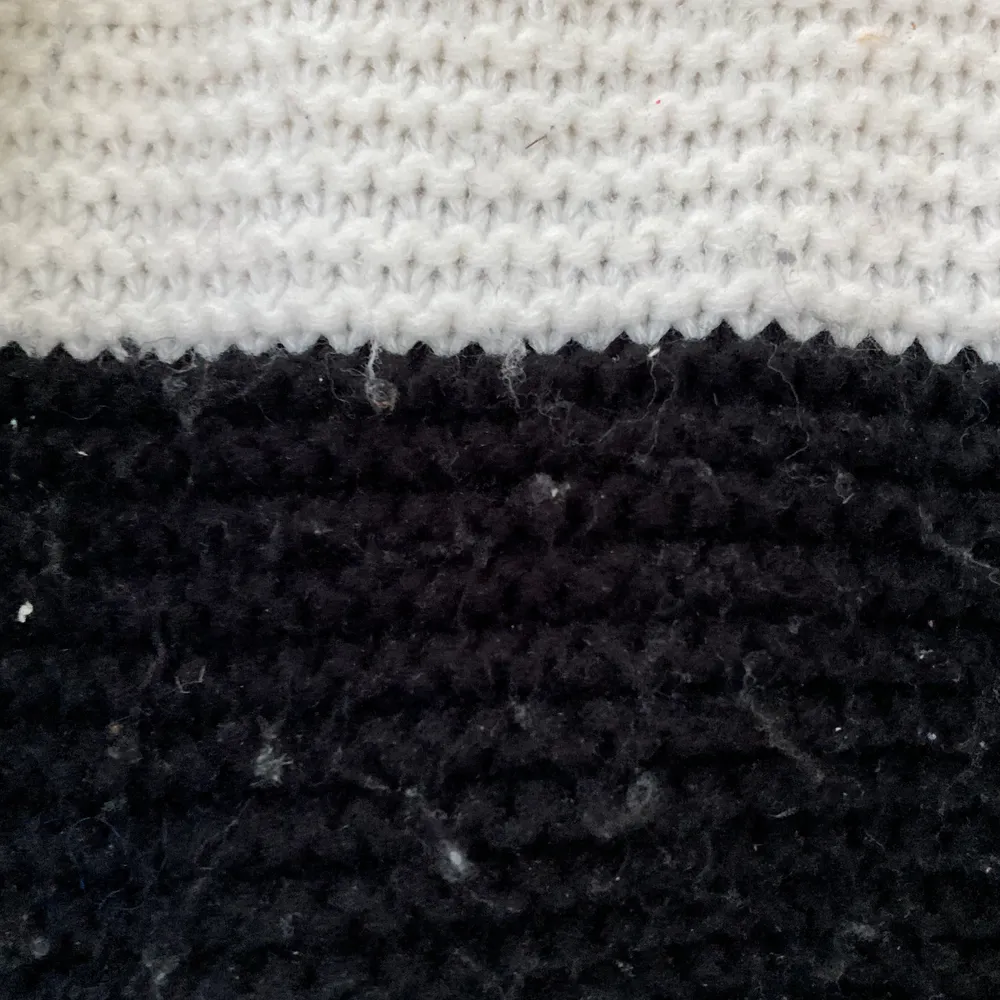 Fin svartvit-randig tjocktröja från Zara. Bra i längd lite oversized. Använd men i bra skick. Eftersom den har tvättats så är den lite knottrig (se bild 3) men det känner man inte inuti + syns inte så mycket när man har på den ⭐️💕. Neuletakit & Villapaidat.