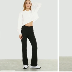 Kostymbyxor bikbok st 40 - Fina kostymbyxor från bikbok i storlek 40, jag har sytt in dem i midjan så den passar 38 också. Andvända max 5 gånger och är högmidjade💖