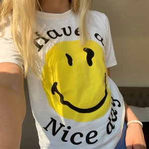Smiley tshirt - Jättefin slutsåld tshirt från ZaraxSmiley som säljs för att jag inte använder den. Nyskick. Storlek S. Nypris 200. Skriv privat för fler bilder. BUDGIVNING SKER PRIVAT💕 HÖGSTA BUD : 250 Budgivningen avslutas 18 juli 23:00