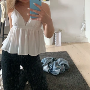 vit topp - super söt vitt linne/volang topp från bikbok, köpte på plick för ca månad sen men kommer inte till användning. Bra skick💗