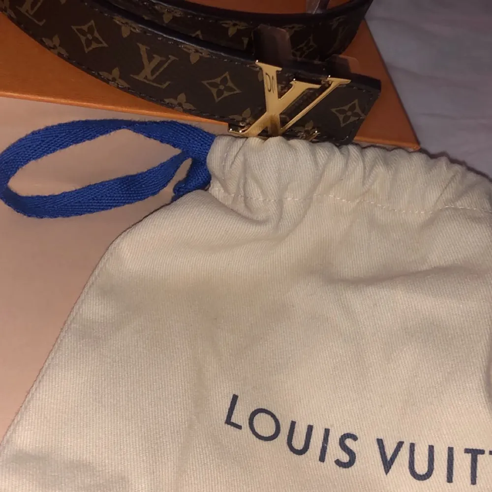 Säljer mitt Louis Vuitton bälte som jag har använt fåtal gånger. Inga skador precis som ny. Köpt i Louis Vuitton, Stockholm. Storlek: 75/25 jag är 63 i midjan och den passar perfekt och kan spännas in till mer. Kvitto, påse och allt tillbehör som den kom med skickas också med. !priset kan sänkas ju fortare den köps! . Accessoarer.
