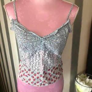 Topp 34/36 - Fantastiskt topp med dragkedja i sidan gör bästa passformen.Jätte fin skick . Bomull 