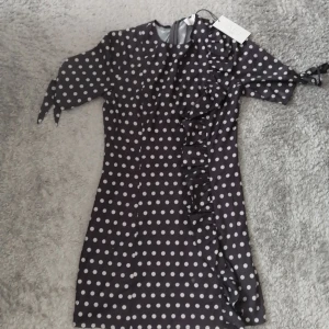NA-KD  - Klänning från NA-KD, Frill detalj mini klänning. Kostade 265, och jag har inte använt den, prislappen är fortfarande kvar. Säljer den för 100kr+ 60kr (eftersom den är oanvänd) 