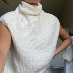 Stickad väst - DENNA FINNS KVAR, FÖRSR TILL KVARN SOM GÄLLER NU! Säljer denna stickade väst från NAKD då den inte används så mycket längre💕