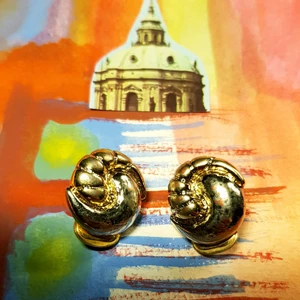 Retro clipsörhängen  - Clips med snäckliknande utseende. Retro. Vintage. 