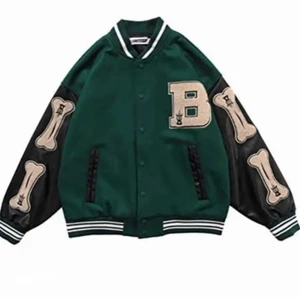 Snygg jacka - Säljer denna jackan i st S, använd ungefär 7 gånger för ungefär 2/3 månader sedan och inte använd sen dess. Är i väldigt fint skick! Kom privat för egna bilder och frågor💞skickas bara med SPÅRBAR frakt så det ej blir några missförstånd! Frakten kostar 66kr och betalas av köparen💞