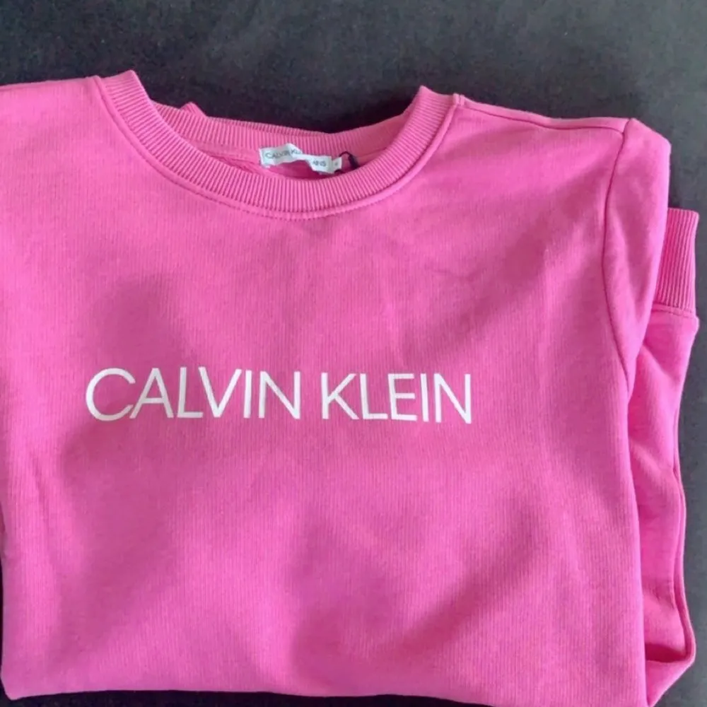 så fin & söt Calvin Klein tröja! Helt ny!!!!! prislappar finns kvar.  för fler bilder kontakta mig. det går också att köpa tröjan direkt för 300kr+ frakt. frakt tillkommer!. Hoodies.
