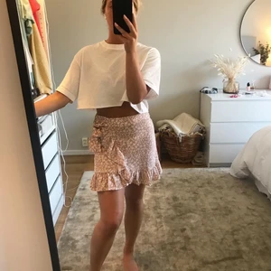 Blommig kjol - Söt blommig kjol i storlek S