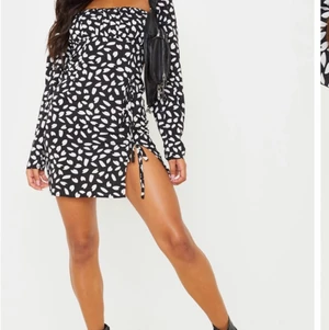 Jätte fin klänning från PLT strl S - En sommarklänning köpt från PLT i storlek S den sitter jätte fint❤️ Älskar denna klänning men råka köpa två stycken så jag säljer den oanvända❤️köpare står för frakt❤️