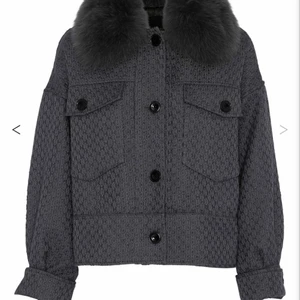 Meotine jacka  - Säljer denna helt oanvända jacka från meotine, nypris 2800 och har prislappar kvar. Storlek XS/S så passar båda 