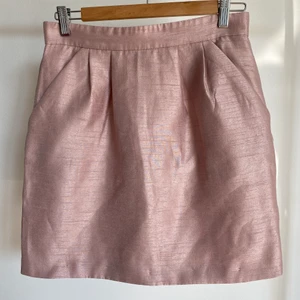 Kjol från H&M - Fin kjol som jag använt flera gånger under förra sommaren. Den är i bra skick och säljs för 200 kr inkl. frakt.