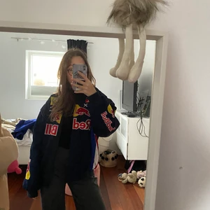 Redbull jacka  - En svin cool redbull jacka som är jättevarm! I storlek s/m ungefär 