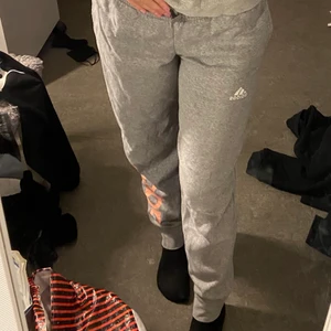 Adidas byxor - Säljer nu mina adidas byxor då dom inte kommer till användning🤍 