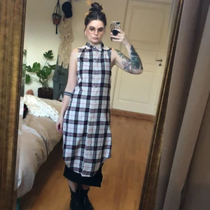 Ärmlös skjortklänning  - Nu säljer jag min sjukt unika ärmlösa skjortklänning från Drop Dead för jag tycker att den förtjänar ett nytt hem! Den är knappt använd så är i nyskick ☠️ den är storlek 6 i petit kollektionen så har du i vanliga fall XS så kommer den sitta som en smäck! 