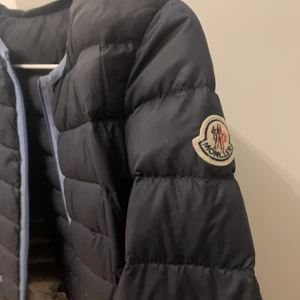 Moncler jacka xs - Säljer min moncler jacka i storlek 0 dvs xs då den inte passar min längre. Köpt på NK i Göteborg. Super fint skick, endast använ Max 10 gånger.  nypris cirka 5000