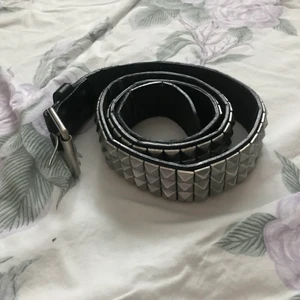 nitbälte - Asballt nitbälte som varit min pappas! Vet inte exakt hur gammalt det är men nånstans mellan 80- och 00-talet kanske. Tecken på användning finns men det är i gott skick! Det är ca 105 cm långt 🖤