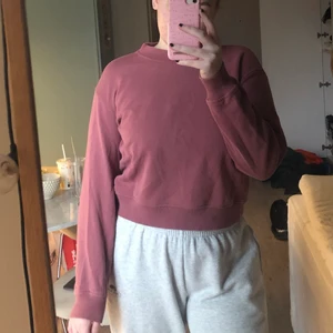 Mörkrosa sweatshirt - Sweatshirt från NA-KD i storlek M (sitter som en S). 