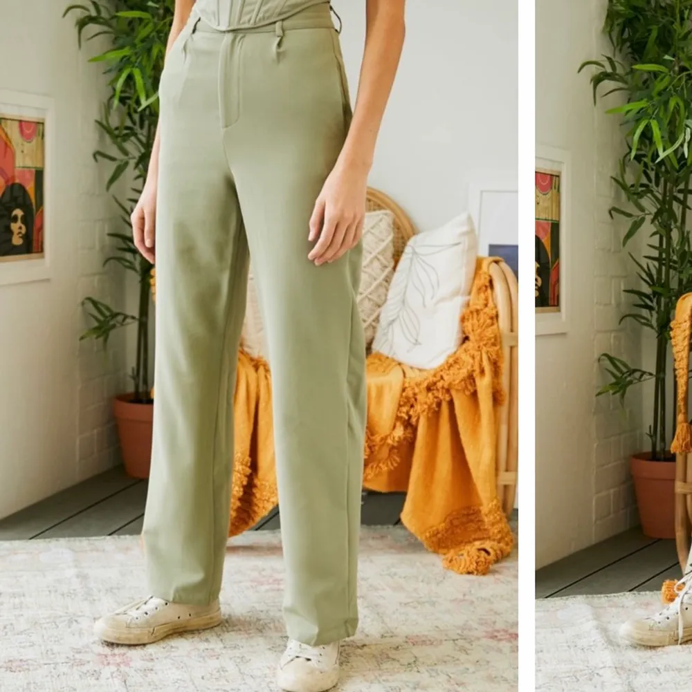 Supersnygga gröna kostymbyxor ifrån Urban outfitters som jag köpt på nätet i strl 36💗 HELT OANVÄNDA med alla lappar kvar och går ner till fötterna på mig som är 170cm, säljer dessa då jag fått tag på ett mindre par<33. Jeans & Byxor.