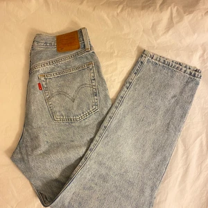 Levi’s 501 cropped  - En rak modell. Ingen stretch. Storlek 27x28 