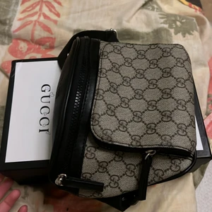 Gucci väska  - Säljer min pojkväns Gucci väska, hans lilla syster har tyvärr ritat på boxen men den finns till om man vill ha. (Finns certifikat ) Inte speciellt sliten, inga märken osv. ( priset går och diskuteras vid snabbaffär) 