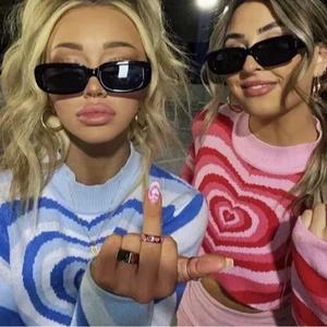 Solglasögon  - Säljer min enkla solglasögon från shein aldrig använda typ inte min stil men dom är i bra skick och köpare står för frakt❤️