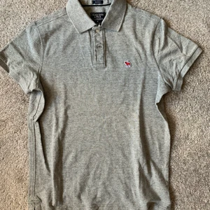 Piké från Abercrombie & Fitch Herr - Piké från Abercrombie & Fitch. Muscle fit, storlek: M. Nyskick.