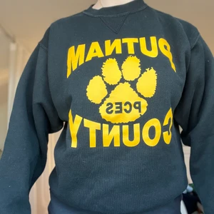 Secondhand tröja  - Säljer min fina tröja ifrån beondretro då den inte kommer till användning mycket snygg och oldschool. Storleken är nog en S/M 