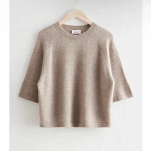 Populär stickad tröja från &stories!!!!! - En så fin beige stickad tröja från & stories. Köpt i somras och använd sparsamt, den är i storlek S🔥🔥🔥 skriv för egna bilder eller frågor ❤️ (frakt tillkommer på 66kr)