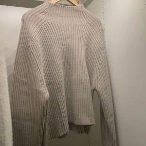 Stickad tröja  - Säljer dena stickade tröja från H&m för den alldrig kommer till användning, använt 1 gång så i bra skick 