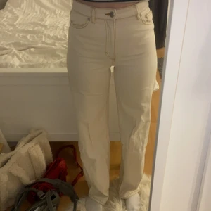 Beiga raka jeans - Beiga, raka, högmidjade jeans köpta från monki💓 I väldigt gott skick!