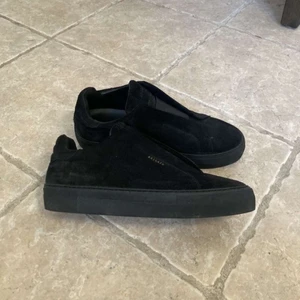 Axel arigato skor  - Nästan helt nya Axel arigato skor strl 41 köpta i slutet av sommarlovet men endast kommit till användning Max 3 gånger nypris 1800 säljer för 1400 vid snabb affär kan priset diskuteras 💗