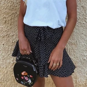 Zara kjol - Säljer min favorit kjol från Zara då den är för liten! Svart och vit prickig med fastsydda ”undershorts”.     Stl. Xs  Nypris: 300kr