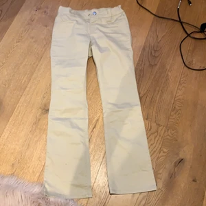 Beiga bootcut jeans. - Säljer dessa jeans från Lindex! Aldrig använt och har inga skador.
