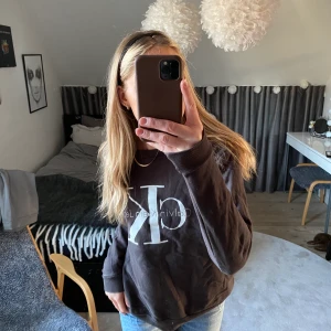 Ck sweatshirt - Mjukaste gos tröjan från Calvin Klein i oversized som tyvärr inte kommer till användning längre🥺