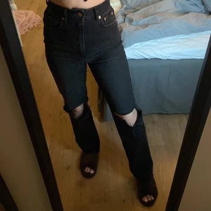 Jeans svarta - Svarta jeans från NA-KD med hål på knäna som jag klippt själv! 