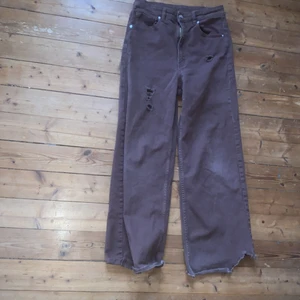 bruna h&m byxor !! - detta är ett par byxor från h&m i storlek 40. jag säljer eftersom de har blivit för stora och inte kommer till användning. köpta för 99kr. (har några hål men kan vara snyggt) 
