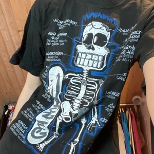 T-shirt med tryck  - T-shirt med fett coolt tryck fram och bak, finns ingen lapp men L ish?