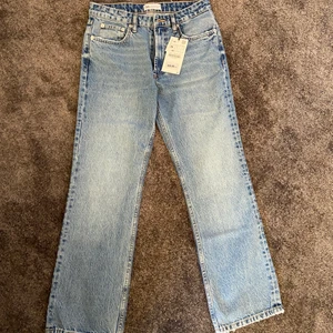 Zara Jeans  - Säljer dessa helt nya zara jeans. Öppnade paketet och hämtade de idag. De passade verkligen inte mig. Så kan inte säga att det är snygga på, eftersom jag inte vet. Frakten kan inte alltid stämma, om ni är intresserad kollar jag upp frakten mer. Hör av er för fler funderingar och frågor🥰
