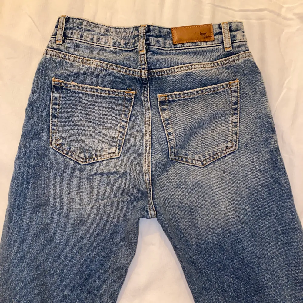 Super söta jeans med små stenar på ifrån bikbok. Jeansen har en mom fit och formar kroppen så fint. Verkligen jätte söta jeans men kommer tyvärr inte till användning . Jeans & Byxor.