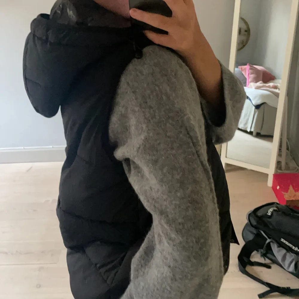 SÅÅ snygg oversized väst från zara! Använd typ 1 gång och i så bra skick! 💘💘. Övrigt.