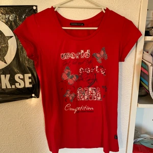 T-shirt/baby tee - Så fin tröja som är köpt secondhand, JÄTTE fint skick! Jättefint tryck med fjärilar och text💗