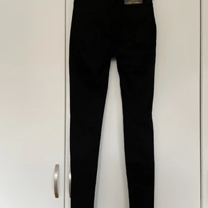Tighta svart jeans  - Storlek 26x32, oanvända 