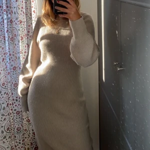 Stickad klänning - Säljer denna super sköna klänning från H&M i storlek XS. Jag har använt klänningen 1 gång så den är som ny!