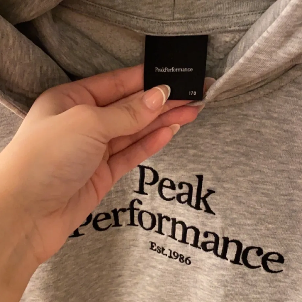 Grå peak performance hoodie, inga difekter, storlek 170 motsvarar xs-s. Tröjor & Koftor.
