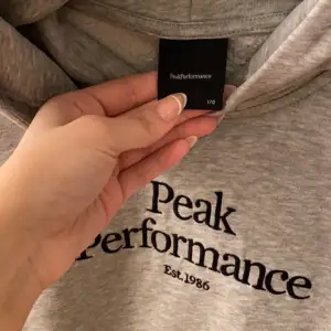 Grå peak performance hoodie, inga difekter, storlek 170 motsvarar xs-s