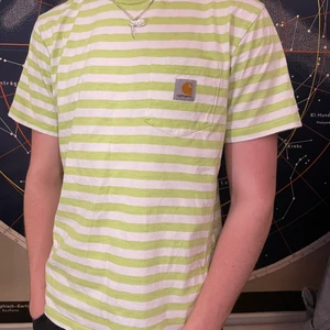 Carhartt t-shirt - Carhartt t-shirt i ljusgrön och vit randig färg. Aldrig använd. Storlek S, meetup Stockholm annars frakt. Kom pm för fler bilder!