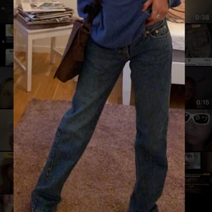 Weekday jeans  - Säljer nu mina low straight jeans i modellen arrow från weekday. Köpta i sommras för nypriset 500 men knappt använda mest bara legat orörda. 