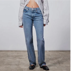 Midwaist Zara Jeans - Säljer mina jeans eftersom de var för långa på mig, därför använda typ 2-3 ggr så i nyskick! 